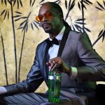 Snoop Doggが「ジン&ジュース」を飲みながらタンカレージンについて語る。