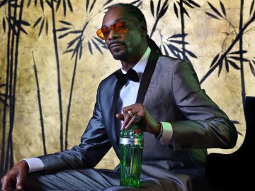 Snoop Doggが「ジン&ジュース」を飲みながらタンカレージンについて語る。